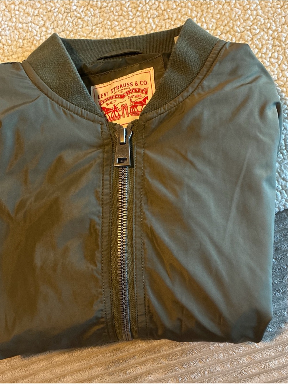 NWOT LEVI'S Lightweight Bomber Utility Jacket Olive Green Size Large - Picture 13 of 16